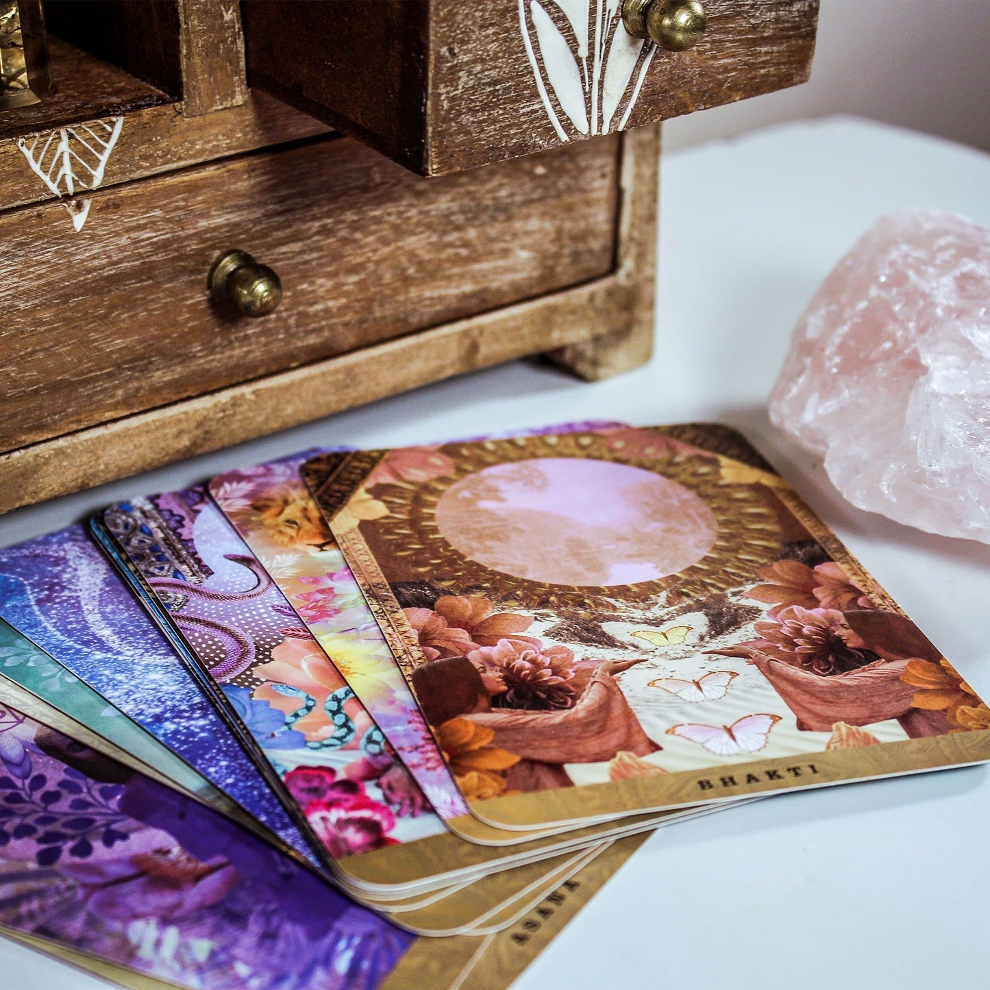 A Yogic Path: Oracle Deck And Guidebook (Keepsake Box Set) - Muse + Moonstone